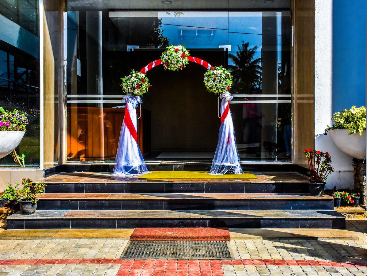 Capitalcity Hotel Бадулла Екстер'єр фото
